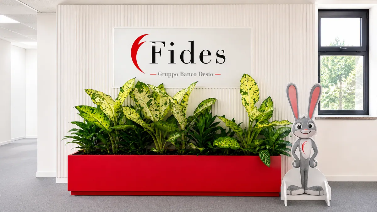 Ingresso con insegna Fides – Gruppo Banco Desio e fioriera rossa