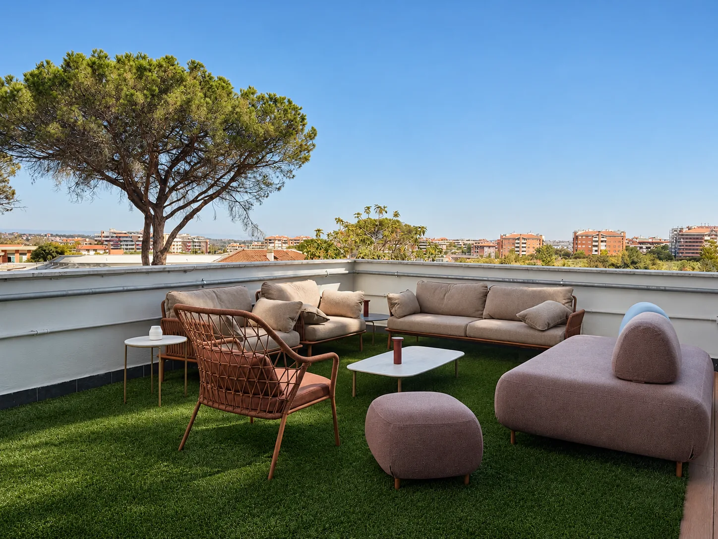 Terrazza del Workplace Lab con pino, prato, sedute outdoor e vista sulla città